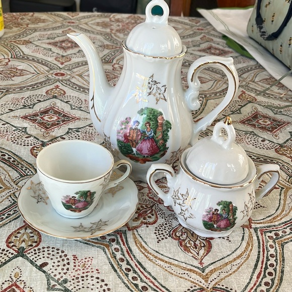Vintage Musical Teapot White Gold Lidded Teapot Courting Couple 